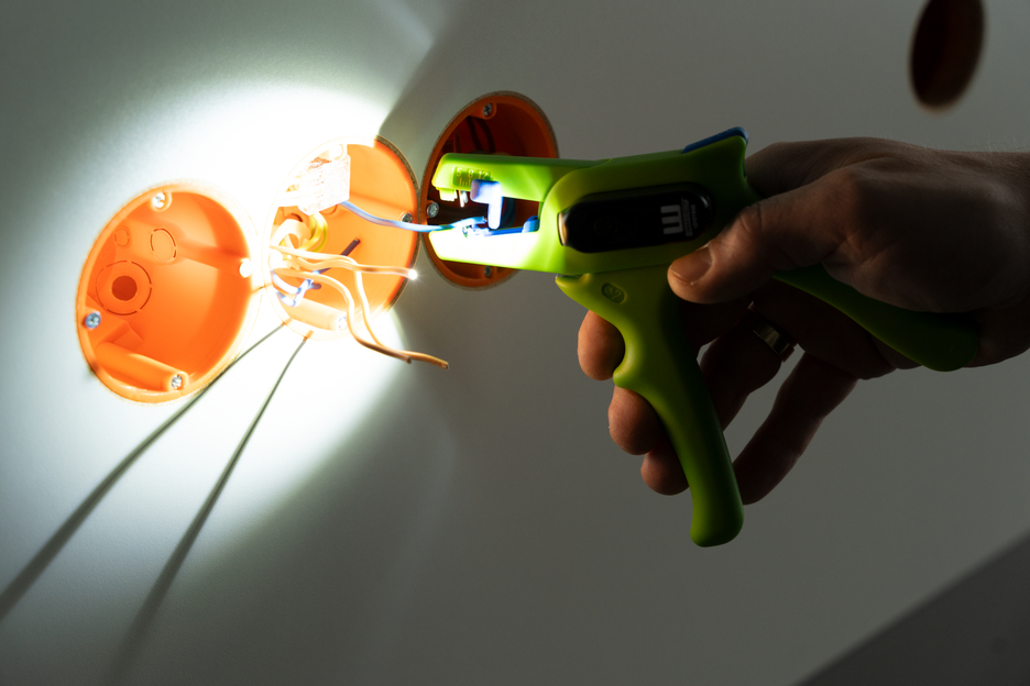 Wire Stripper No. 5 Green Line LED Set
 | Stripping tools made from up to 97% renewable raw materials, 2-piece set incl. wire stripper and LED Work Light