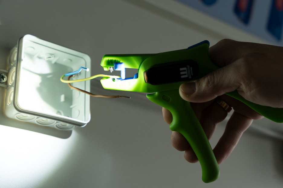 Wire Stripper No. 5 Green Line LED Set
 | Stripping tools made from up to 97% renewable raw materials, 2-piece set incl. wire stripper and LED Work Light