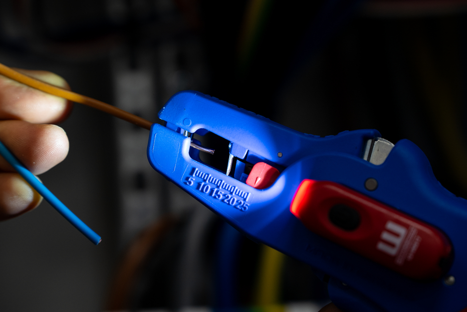 LED Work Light | Three brightness settings ensure excellent visibility and safe work in dark environments